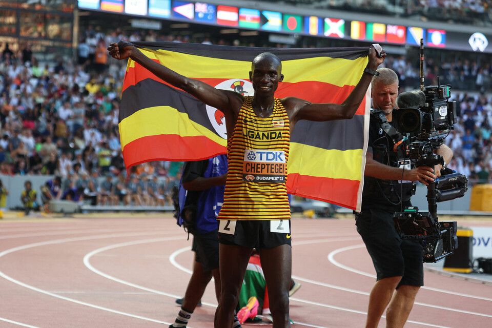 Joshua Cheptegei har akkurat løpt inn til VM-gull på 10000 meter i Budapest 2023. (Foto: Arne Dag Myking) Joshua Cheptegei har akkurat løpt inn til VM-gull på 10000 meter i Budapest 2023. (Foto: Arne Dag Myking)