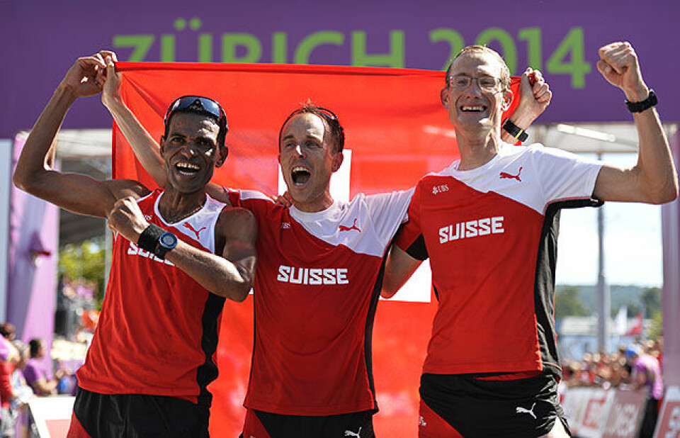 Meucci maratonmester, mens Brox vant Harstad-duellen maraton-menn-sveitsisk-lagjubel_D4N2130.jpg