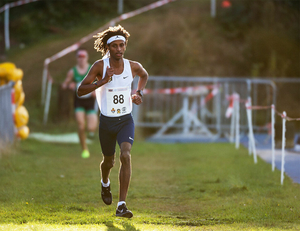 Kondis' gullsko til Sondre Nordstad Moen og Karoline Bjerkeli Grøvdal Abdi_Dahir_Rabi_NM-terreng-Skien-2020-foto_Samuel-Hafsahl.jpg