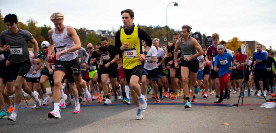 Fra fellesstart for 5 og 10 km med dagens raskeste på 10 km, Axel Mender fra arrangørklubben Re Friidrettsklubb, helt til venstre i bildet. (Foto: Arvid Klokk) Fra fellesstart for 5 og 10 km med dagens raskeste på 10 km, Axel Mender fra arrangørklubben Re Friidrettsklubb, helt til venstre i bildet. (Foto: Arvid Klokk)