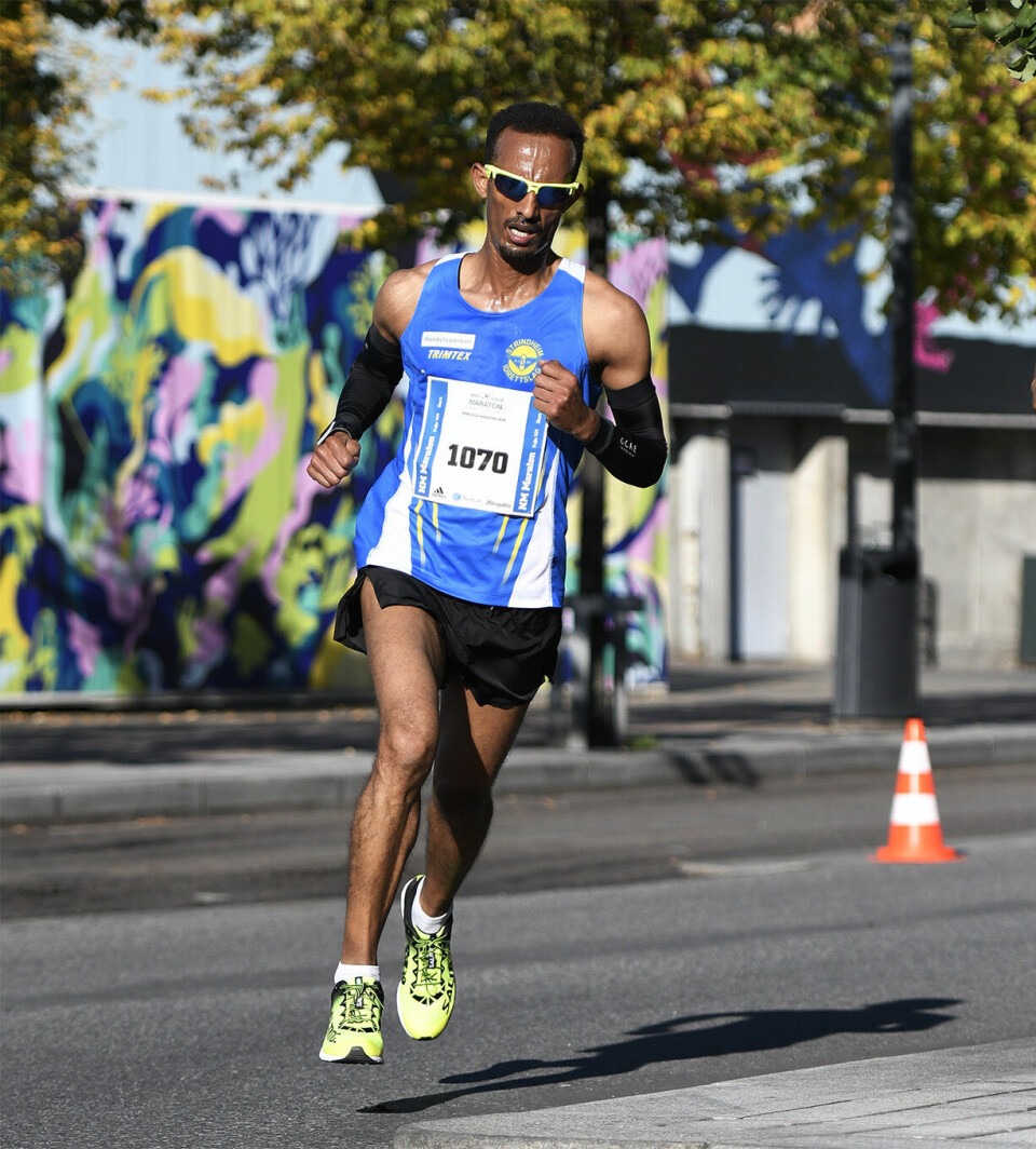 Kondis' gullsko til Sondre Nordstad Moen og Karoline Bjerkeli Grøvdal Ebrahim_Abdulaziz_Oslo-Maraton_2018_foto_Bjoern_Johannessen.jpg