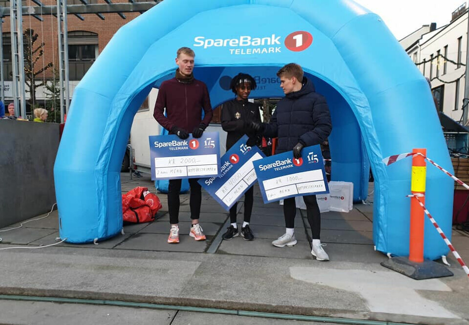 16-åringen Abdi Dahir Rabi (midten) vant foran Rune Solli (til venstre) og Dag Blandkjenn. (Foto: arrangøren) 16-åringen Abdi Dahir Rabi (midten) vant foran Rune Solli (til venstre) og Dag Blandkjenn. (Foto: arrangøren)