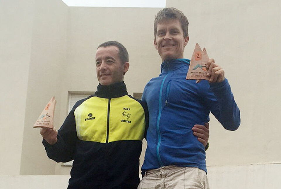 Ole Petter Hjelle (til høyre) mottar andrepremien i klassen. Hjelle var 6 minutter bak Julian Navarro Carmona som vant 40-49-årsklassen på 5.12.50. Ole Petter Hjelle (til høyre) mottar andrepremien i klassen. Hjelle var 6 minutter bak Julian Navarro Carmona som vant 40-49-årsklassen på 5.12.50.