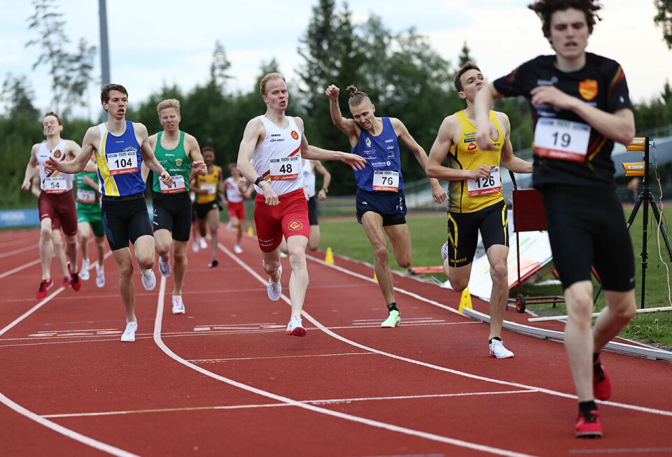 Amalie Sæten og Jacob Boutera best av de norske i Norgesserien på 1500 m B-heat-maalgang-AB1I6189.jpg