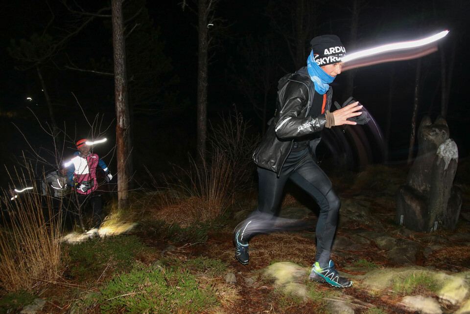 Løypen i Silva Night Run gikk både på grusveier og i terrenget, her er det terrenget i nærheten av Revurtjern som forseres. Sylwia Kaczmarek tar bakken i gode klyv. (Foto: Arne Dag Myking) Løypen i Silva Night Run gikk både på grusveier og i terrenget, her er det terrenget i nærheten av Revurtjern som forseres. Sylwia Kaczmarek tar bakken i gode klyv. (Foto: Arne Dag Myking)