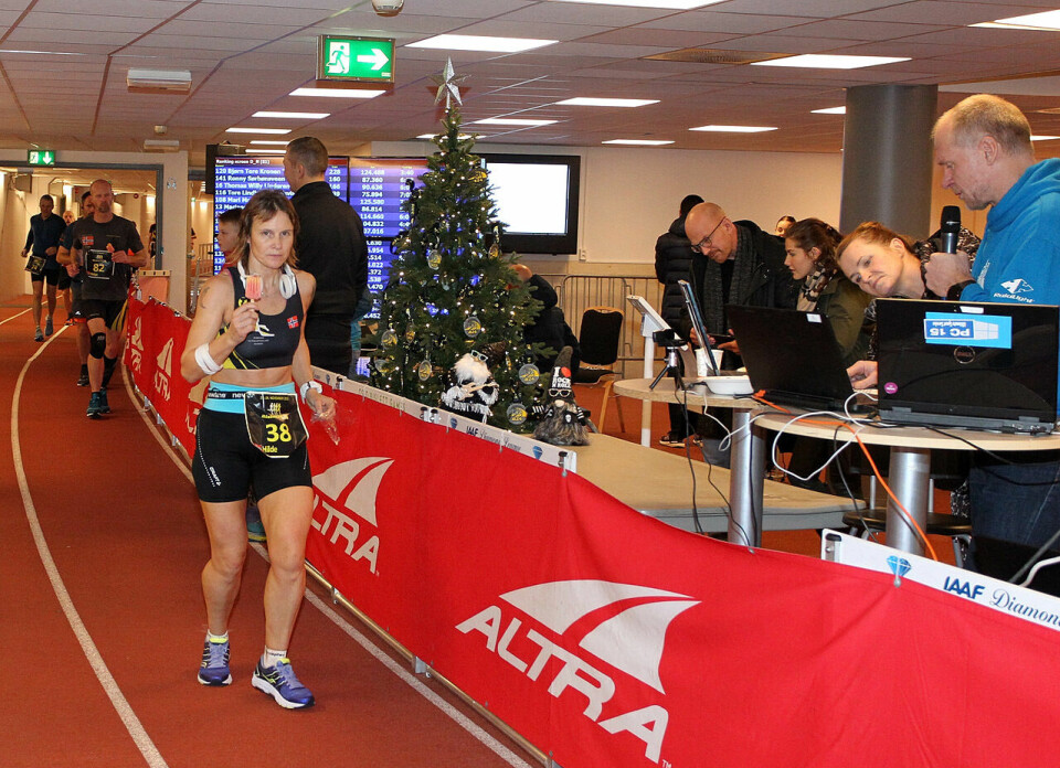Nå er det like før det braker løs med Bislett 24-timers for 16. gang. Bildet er fra en julepyntet arena i 2019. (Foto: Kjell Vigestad/Kondis) Julepyntet arena 2019