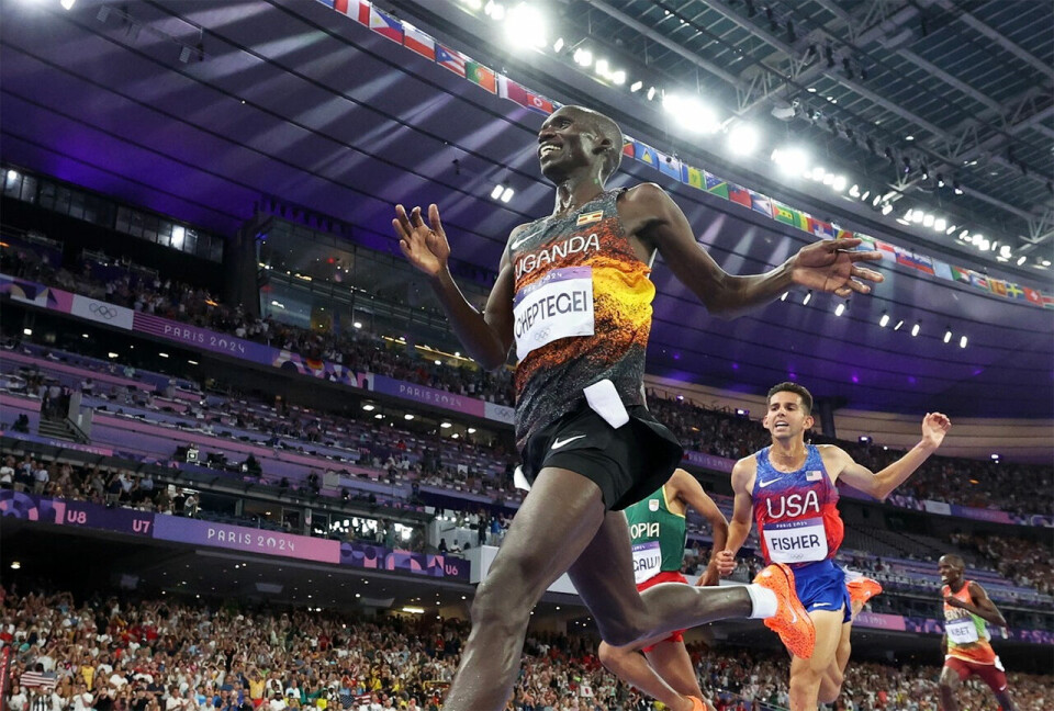 Joshua Cheptegei fra Uganda kunne juble for gullet, men sølvet gikk til Berihu Aregawi fra Etiopia og bronsen til Grant Fischer fra USA. (Foto: World Athletics) Joshua Cheptegei fra Uganda kunne juble for gullet, men sølvet gikk til Berihu Aregawi fra Etiopia og bronsen til Grant Fischer fra USA. (Foto: World Athletics)