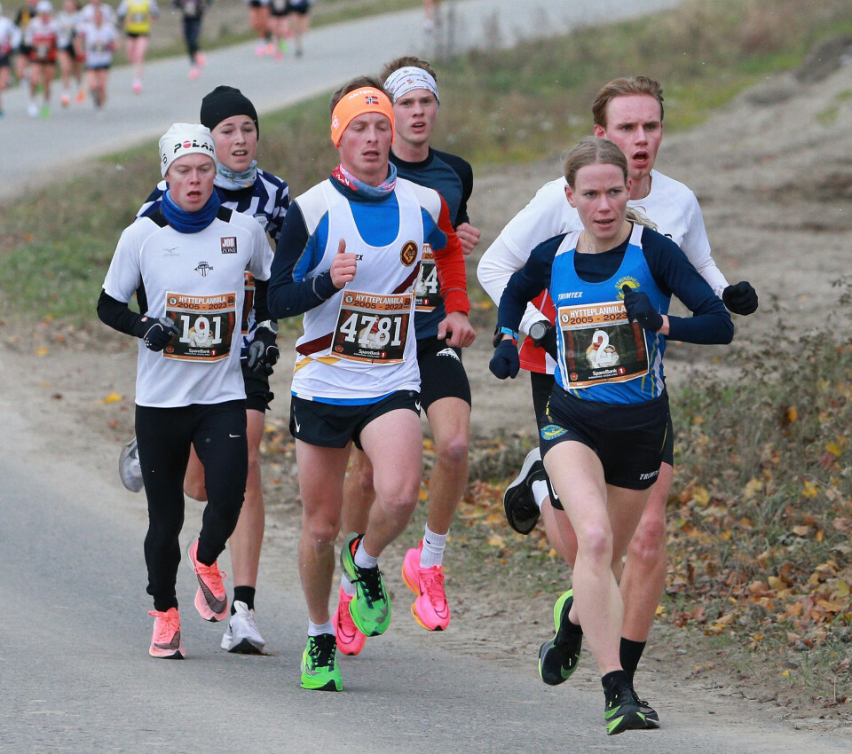 Hytteplanmila med det sterkeste elitefeltet noensinne i det første NM på 10 km Hanne_Maraidal_etter2-4km_i_motvinden_menn_bak_AZ3T8035.jpg