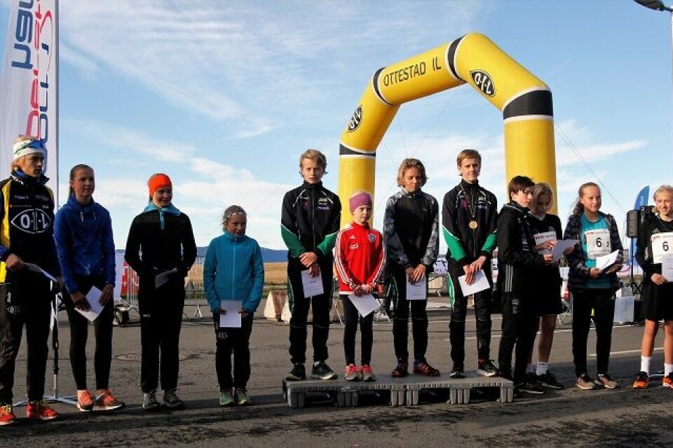 De tre beste lagene i Sport1-stafetten: Vallset IL Ski flankert av Ottestad Ski lag 7 (til venstre) og Team OIL 04 Blå. De tre beste lagene i Sport1-stafetten: Vallset IL Ski flankert av Ottestad Ski lag 7 (til venstre) og Team OIL 04 Blå.