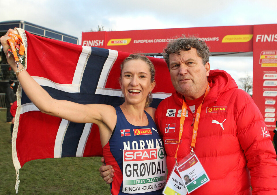 En overlykkelig Karoline Bjerkeli Grøvdal sammen med sin trener Knut Jæger Hansen etter at gullet var sikret i Dublin. ( Foto: Kjell Vigestad) En overlykkelig Karoline Bjerkeli Grøvdal sammen med sin trener Knut Jæger Hansen etter at gullet var sikret i Dublin. ( Foto: Kjell Vigestad)
