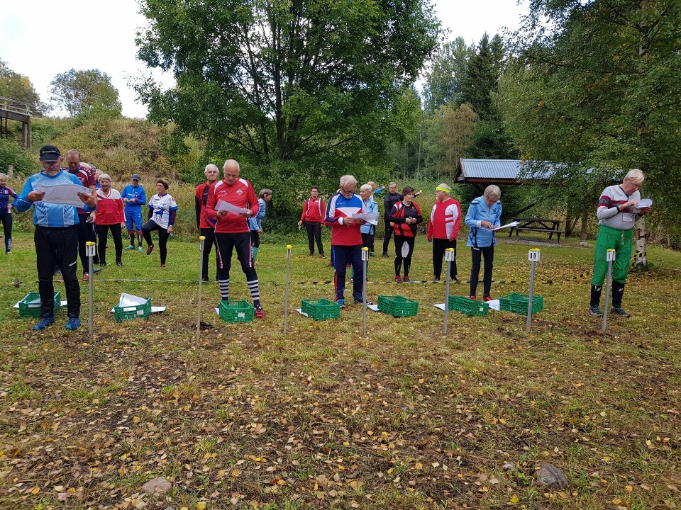 Krevende i skogen på ukas bedrifts o-løp i Løten Klare til start.jpg