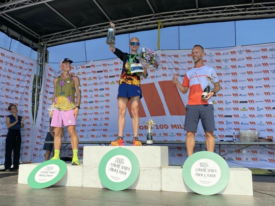 Bjørn Tore Kronen Taranger kunne igjen innta toppen av premiepallen etter at han ble nummer to på Mors 100 Miles i fjor. Andre- og tredjeplass gikk til Emil Ingerslev og René Jørgensen. (Foto: David Højmark - @kunmors) Bjørn Tore Kronen Taranger på pallen