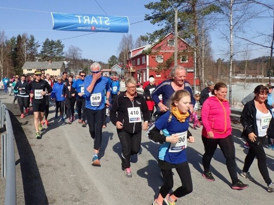 Baksjøløpet i supervær med største deltagelse på 21 år P4154288_løperne_strømmer_på (640x480).jpg