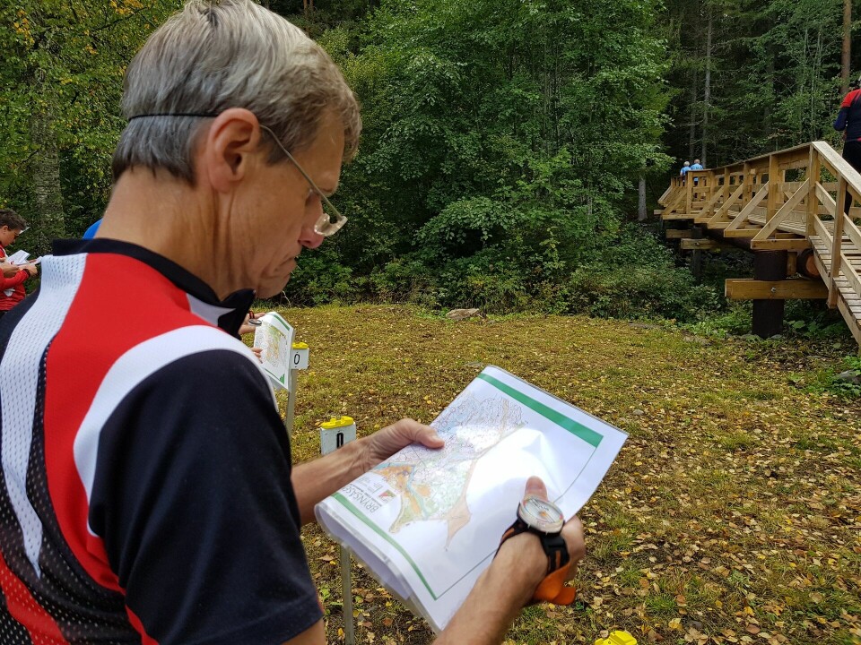 Krevende i skogen på ukas bedrifts o-løp i Løten Sigurd Dæhli legger en plan til f¢rste post.jpg