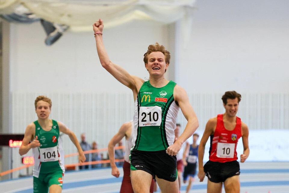 Ole Jakob Solbu kunne strekke handa i været som vinner av 800 meteren i NM innendørs. (Foto: Arne Dag Myking) Ole Jakob Solbu kunne strekke handa i været som vinner av 800 meteren i NM innendørs. (Foto: Arne Dag Myking)