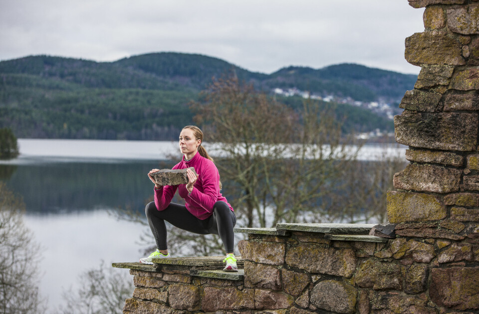 Kristin Granum Rosebø utfører Sumo-knebøy (foto: Erlend Haugen). Kristin Granum Rosebø utfører Sumo-knebøy (foto: Erlend Haugen).
