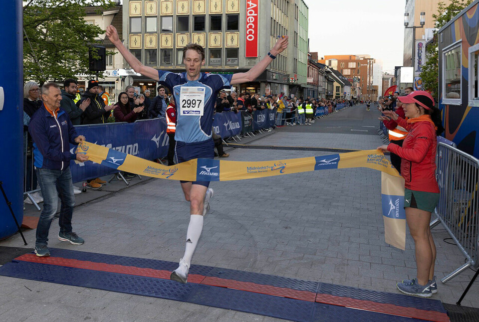 Forsvarte fjorårsseieren i Midnight Sun Marathon halvmaraton-menn-vinner-maalgang.jpg