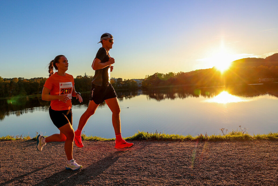 Det var fine og sommerlige forhold for løperne rundt Liavatnet denne gangen. (Alle foto: Arne Dag Myking) Løpere langs Liavatnet i solnedgangen