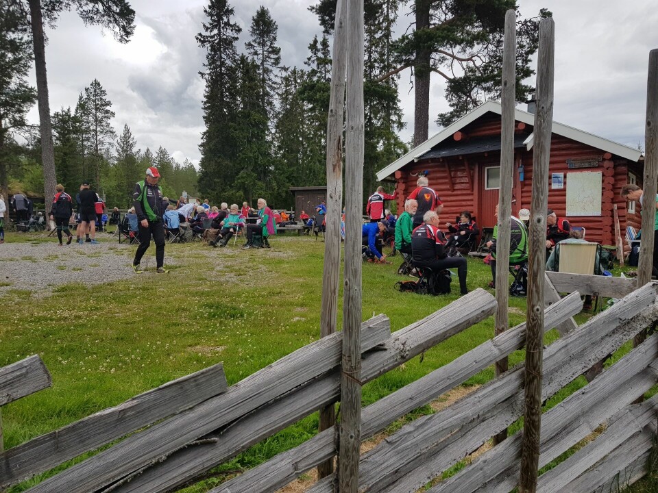 Kveldens trivelig samlingsplass på Vollkoia. (Foto: Stein Arne Negård) Kveldens trivelig samlingsplass på Vollkoia. (Foto: Stein Arne Negård)