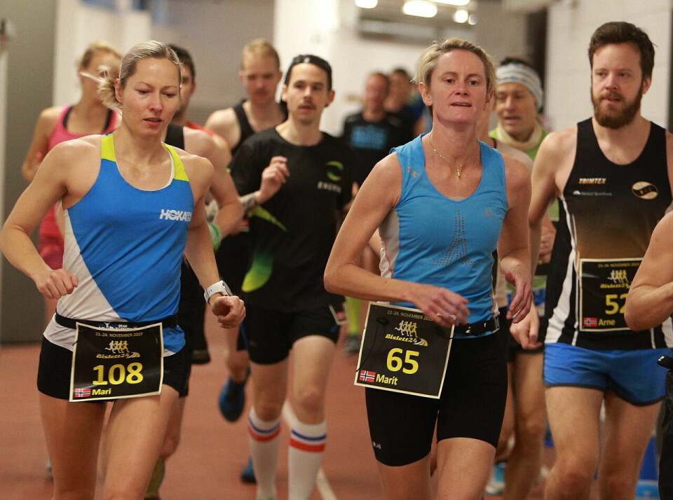 Mari Mauland (startnummer 108) og Marit Strengen er to av løperne som fortsatt holder koken etter 12 timers løping. Mari leder i øyeblikket kvinneklassen. (Foto: Kjell Vigestead) Mari Mauland (startnummer 108) og Marit Strengen er to av løperne som fortsatt holder koken etter 12 timers løping. Mari leder i øyeblikket kvinneklassen. (Foto: Kjell Vigestead)