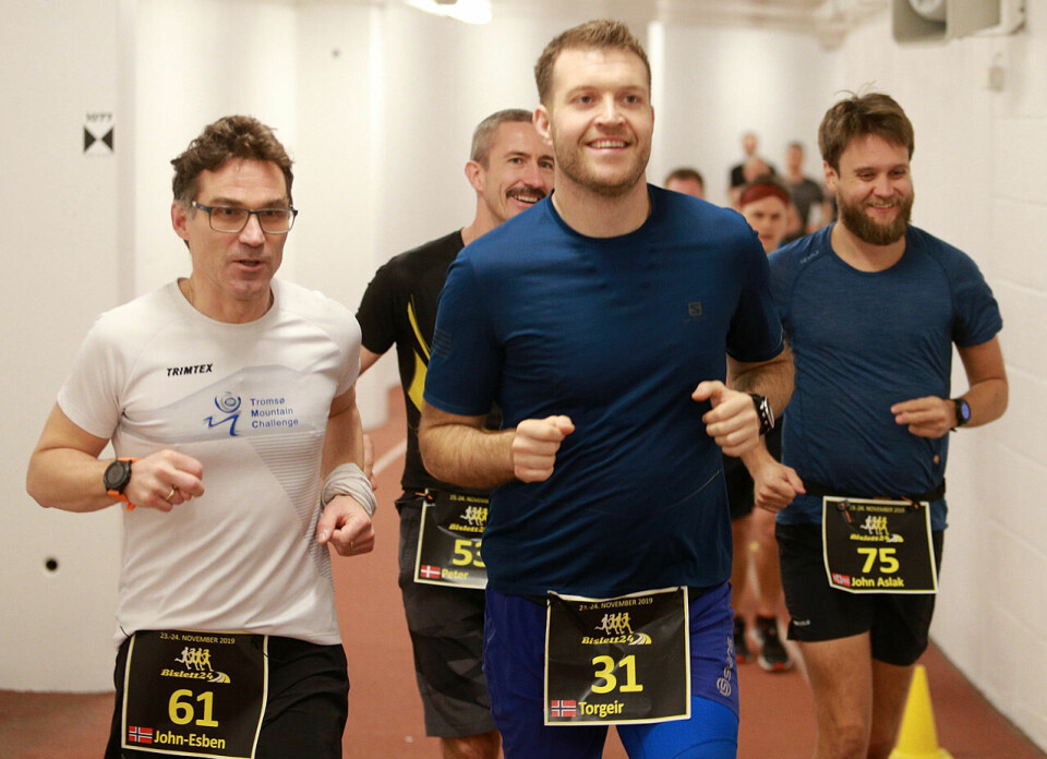 Halvveis på Bislett 24-timers er det spenning om NM-titlene Fire_blide_fyrer_1runde_1280_AZ3T0403.jpg