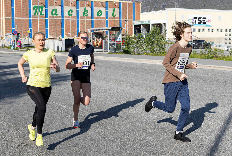 Forsvarte fjorårsseieren i Midnight Sun Marathon minimila-jenter-vinner.jpg