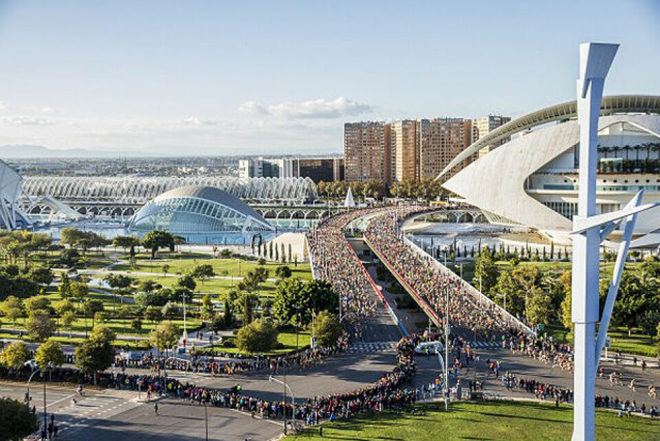 Toppbildet: Imponerende startfelt i imponerende omgivelser. I de to moderne bygningene på hver side av startfeltet er det opera og kulturhus i det ene (t.h.) og planetarium med 3D-kino i det andre. (Foto: arrangøren) Toppbildet: Imponerende startfelt i imponerende omgivelser. I de to moderne bygningene på hver side av startfeltet er det opera og kulturhus i det ene (t.h.) og planetarium med 3D-kino i det andre. (Foto: arrangøren)