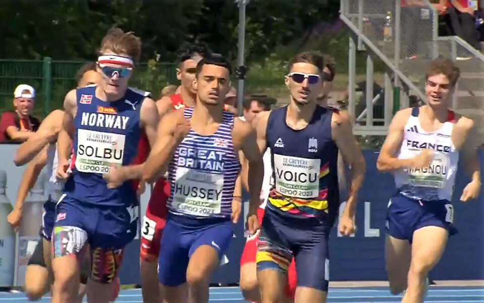 Ole Jakob Solbu kom på utsiden i siste sving og sikret seg en finaleplass på 800 meter. (Skjermdump fra European Athletics) Ole Jakob Solbu kom på utsiden i siste sving og sikret seg en finaleplass på 800 meter. (Skjermdump fra European Athletics)