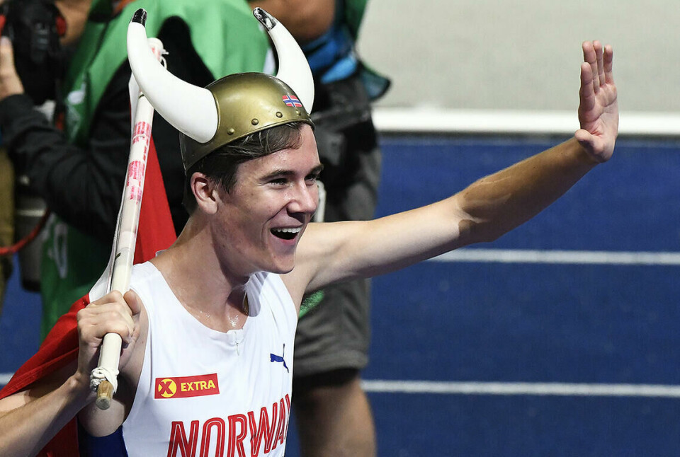Kondis' gullsko til Karoline Bjerkeli Grøvdal og Jakob Ingebrigtsen Jakob Ingebriggtsen etter Ã¥ ha løpt inn til gull pÃ¥ 1500 meter i Ã¥rets friidretts-EM i Berlin. (Foto: Bjørn Johannessen)