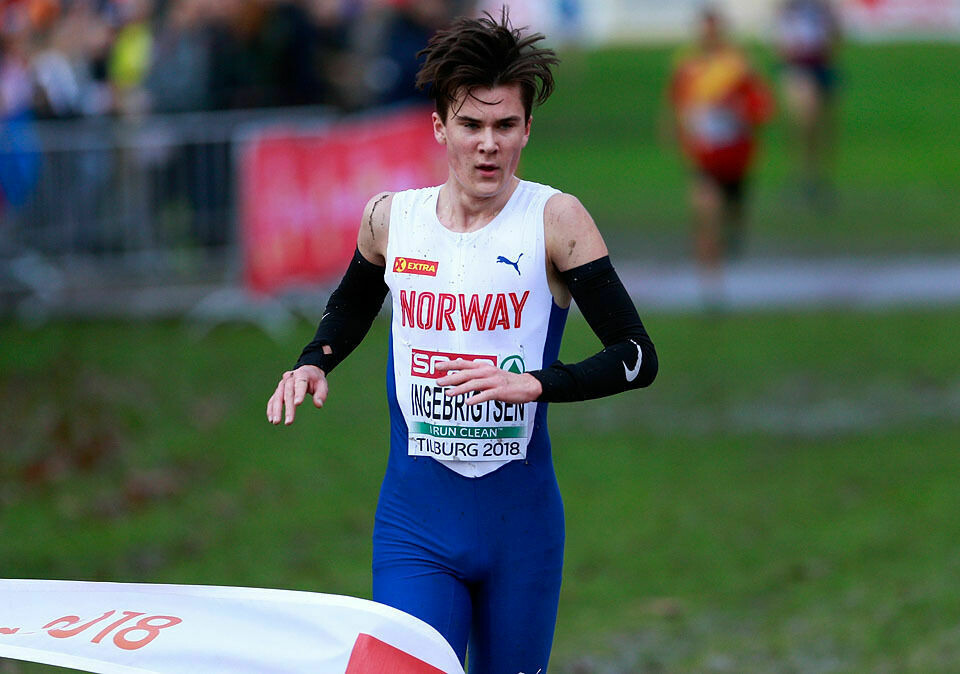 Kondis' gullsko til Karoline Bjerkeli Grøvdal og Jakob Ingebrigtsen HISTORISK: Jakob Ingebrigtsen bryter mÃ¥lsnøret først for tredje Ã¥r pÃ¥ rad i U20-klassen i EM i terrengløp. (Foto: Per Inge Ãstmoen)