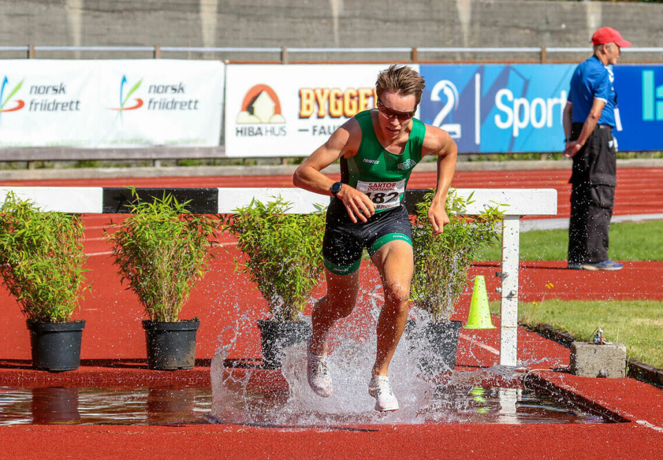 Vebjørn Hovdejord åpna sesongen med sub 30 på 10 km Ingen kunne true Vebjørn Hovdejord på 3000 meter hinder i junior-NM, og han setter også ny mesterskapsrekord. (Alle foto: Arne Dag Myking)