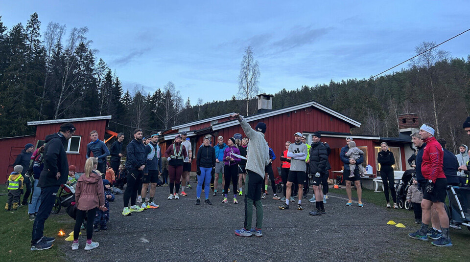 48 deltok da Lillogrusen ble arrangert for første gang Julius Z Stromberg brifer deltagerne for start.jpg
