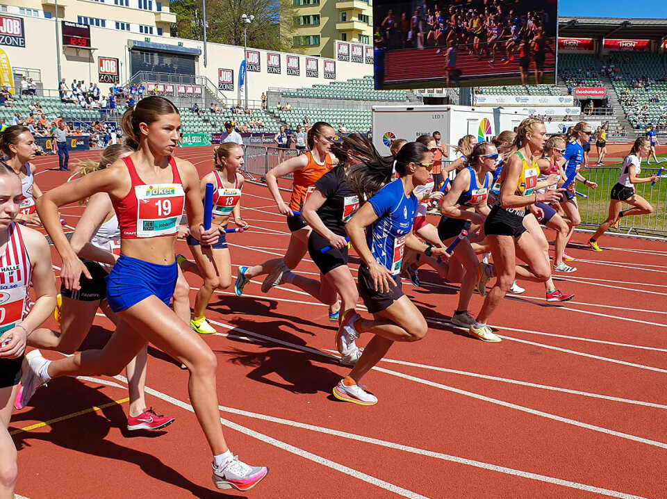 Kvinner elite legger ut fra Bislett i 2024-utgaven av Holmenkollstafetten. (Foto: Runar Gilberg) Holmenkollstafetten