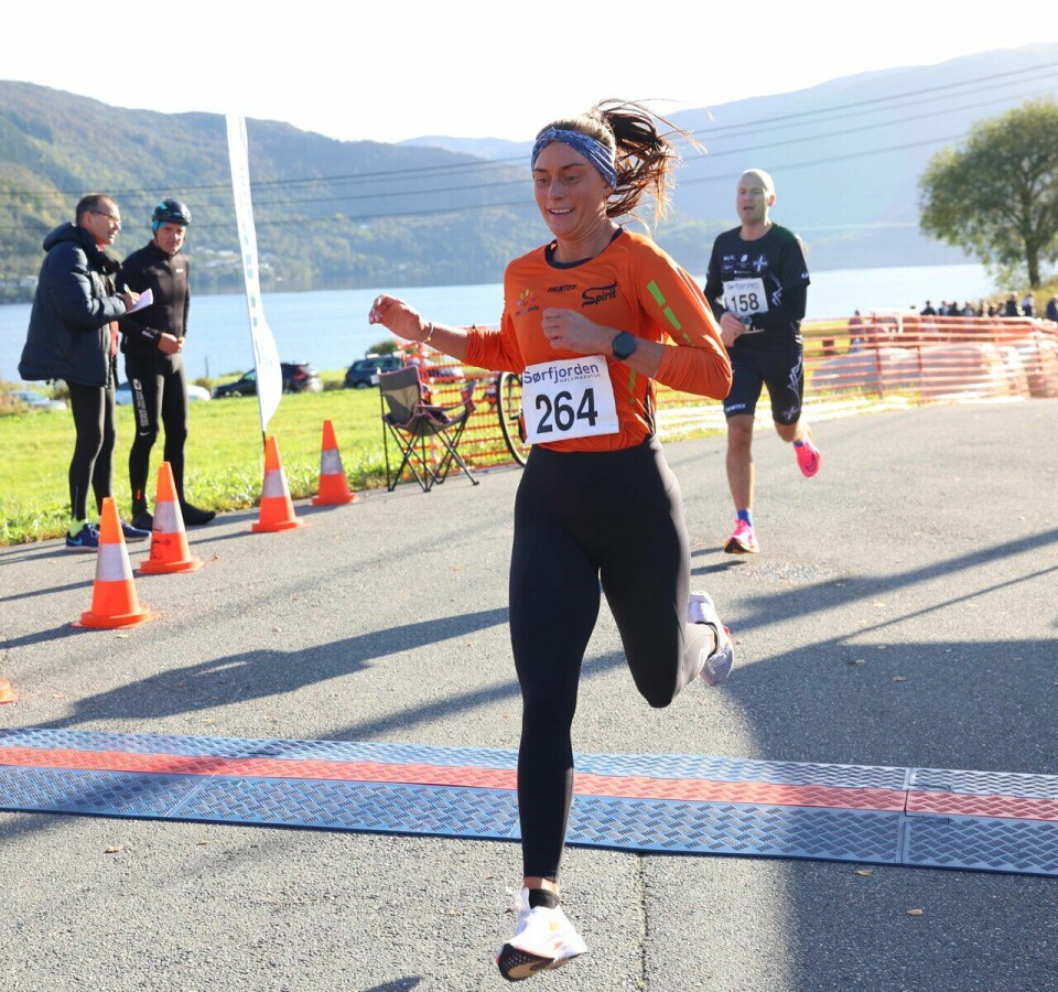Helena Hope merker framgang med den norske modellen Sørfjorden halvmaraton - Helena Hope