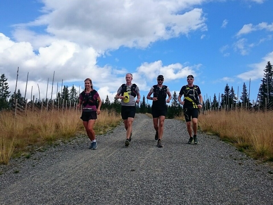 Tvers over Norge-trioen (fra v.) Janicke Bråthe, Jon Ilseng og Kim Johannsen i fint driv sammen med Kenneth Dæhlen nedover fra Sjusjøen onsdag. Tvers over Norge-trioen (fra v.) Janicke Bråthe, Jon Ilseng og Kim Johannsen i fint driv sammen med Kenneth Dæhlen nedover fra Sjusjøen onsdag.