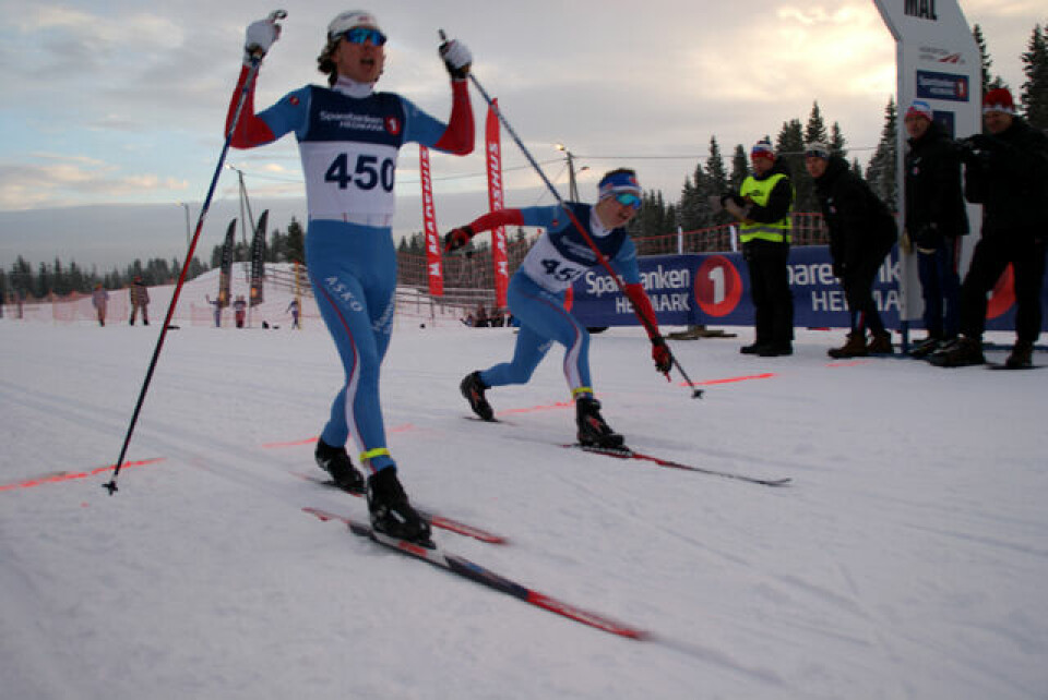 Kristoffer Kvarstad fra Hamar Skiklubb fikk kjørt fram beinet foran Simen Syversen og tok første stikk i M17 i den kompakte jule-touren på Hedmarken. (Foto: Stein Arne Negård) Kristoffer Kvarstad fra Hamar Skiklubb fikk kjørt fram beinet foran Simen Syversen og tok første stikk i M17 i den kompakte jule-touren på Hedmarken. (Foto: Stein Arne Negård)
