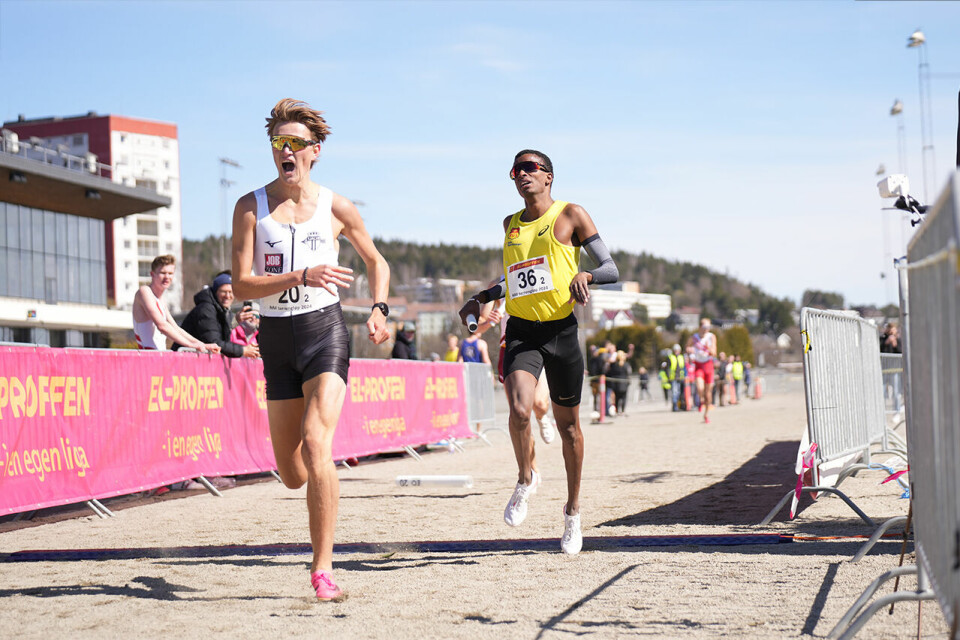 Mikkel Thomassen løper inn til gull for Tjalve, med BULs Simon Stenshamn like bak. (Foto: Einar Børve) Mikkel Thomassen løper inn til gull for Tjalve, med BULs Simon Stenshamn like bak. (Foto: Einar Børve)