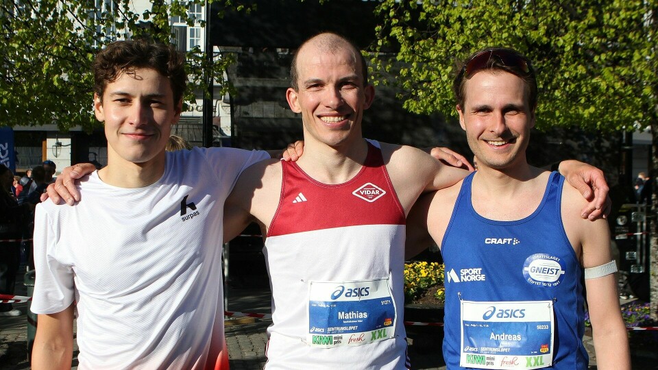 De tre raskste herrene på 5 km (fra venstre): Toeren Sebastian Wernersen, vinneren Mathias Moen og treeren Andreas Iden. (Foto: Kjell Vigestad) De tre raskste herrene på 5 km (fra venstre): Toeren Sebastian Wernersen, vinneren Mathias Moen og treeren Andreas Iden. (Foto: Kjell Vigestad)