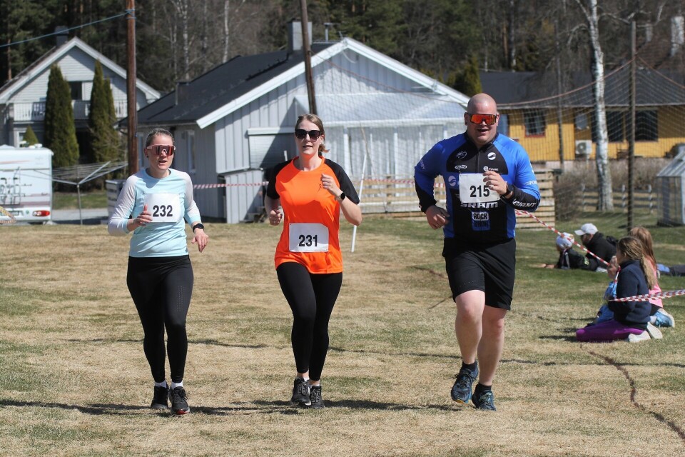 Åsen-trioen, Joakim (215) Stine (231) og Stine Lise (232), fullførte sin 5 km helt synkront. (Foto: Rolf Bakken) Åsen-trioen, Joakim (215) Stine (231) og Stine Lise (232), fullførte sin 5 km helt synkront. (Foto: Rolf Bakken)