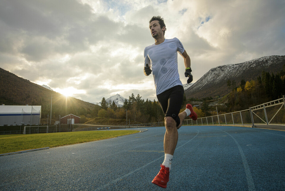 Kilian i en treningsøkt på Måndalen stadion der 24-timersløpet finner sted. (Foto: Salomon) Kilian i en treningsøkt på Måndalen stadion der 24-timersløpet finner sted. (Foto: Salomon)