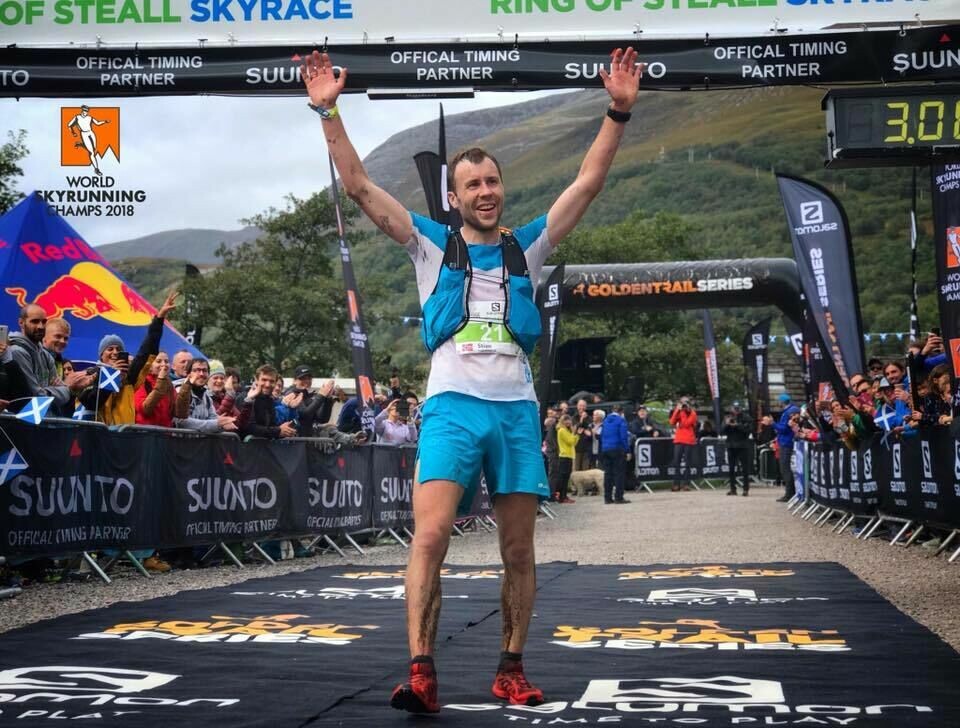 Stian Angermund-Vik jubler for bronse i Skyrunning. (Arrangørfoto) Stian Angermund-Vik jubler for bronse i Skyrunning. (Arrangørfoto)