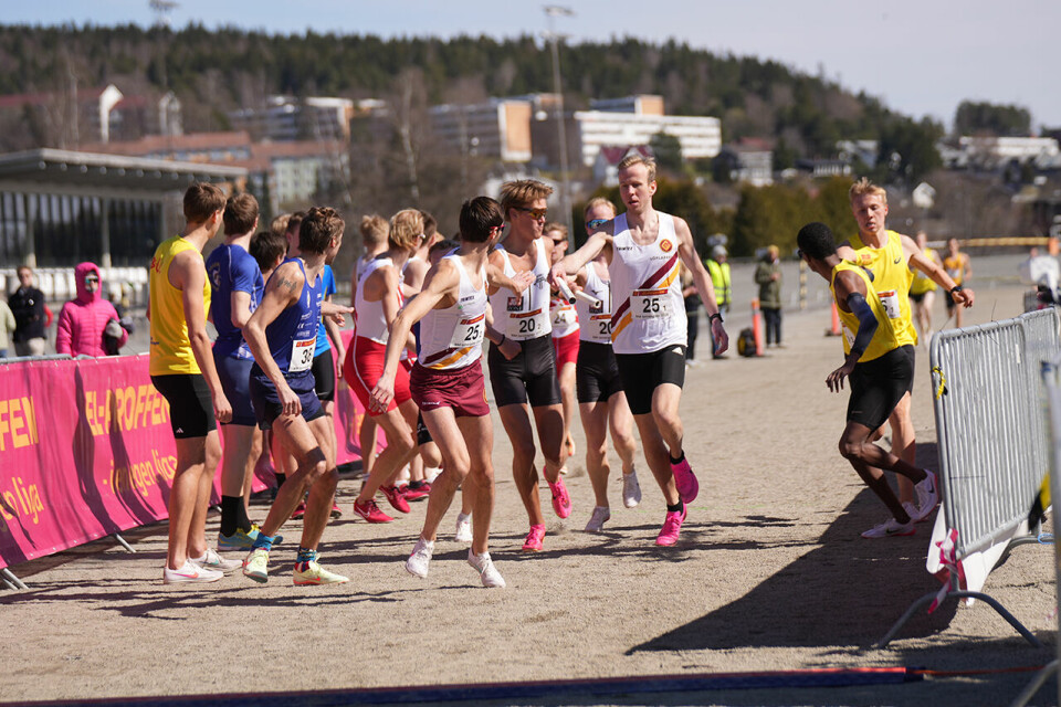 Tjalve med dobbeltseier på stafetten under Terreng-NM kort løype herrer-veksling-gular-1.jpg