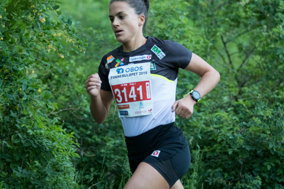 Vant 10 km: Heidi Weng var suveren på Fornebuløpets hoveddistanse 10 km. Tett på 2000 løp den store runden i år med start fra Telenor Arena, så via Fornebu Hovedgård og helt til Storøya badeplass i motsatt ende av Fornebulandet før turen gjennom Nansenparken tilbake til Telenor Arena. (Foto: Sylvain Cavatz) Vant 10 km: Heidi Weng var suveren på Fornebuløpets hoveddistanse 10 km. Tett på 2000 løp den store runden i år med start fra Telenor Arena, så via Fornebu Hovedgård og helt til Storøya badeplass i motsatt ende av Fornebulandet før turen gjennom Nansenparken tilbake til Telenor Arena. (Foto: Sylvain Cavatz)