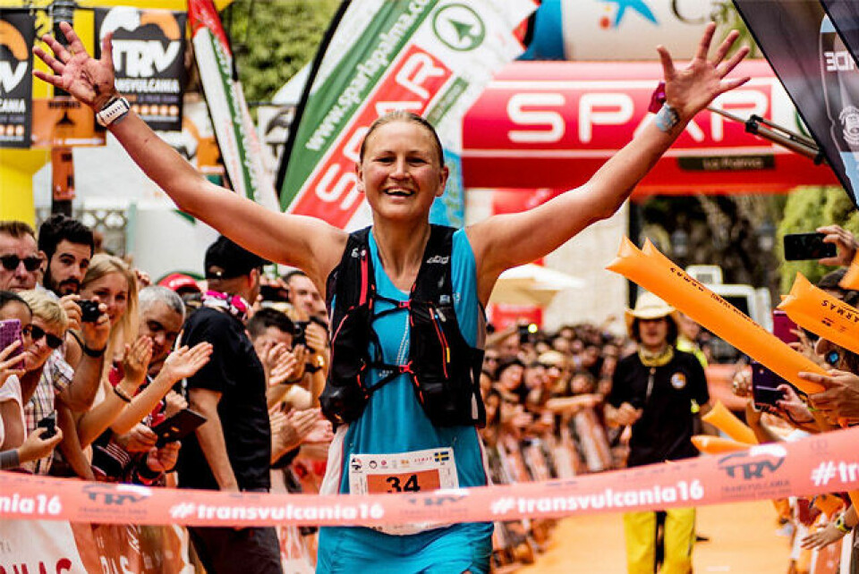 Ida Nilsson kan slippe jubelen løs etter å ha vunnet det 74 km lange og svært så kuperte Transvulcania. (Foto: arrangøren) Ida Nilsson kan slippe jubelen løs etter å ha vunnet det 74 km lange og svært så kuperte Transvulcania. (Foto: arrangøren)