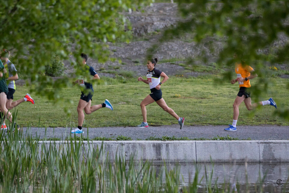 Heidi Weng og Emma Kirkeberg Mørk løp fort i Fornebuløpet Heidi_Weng_i_parken_1280_20190528-S7D_1443.jpg