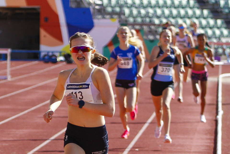 Amanda Rørvik syntes det smakte ekstra godt å ta seieren på 800 meter i J16. (foto: Torbjørn Fjellheim) Amanda Rørvik