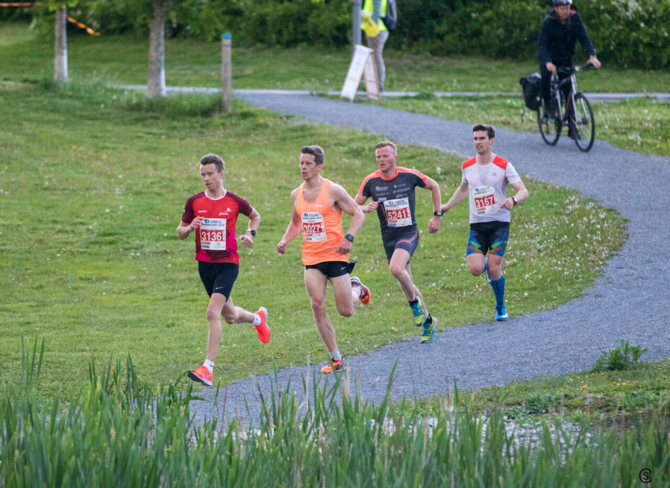 Heidi Weng og Emma Kirkeberg Mørk løp fort i Fornebuløpet Teten_etter_4km_1280_20190528-S7D_1384.jpg