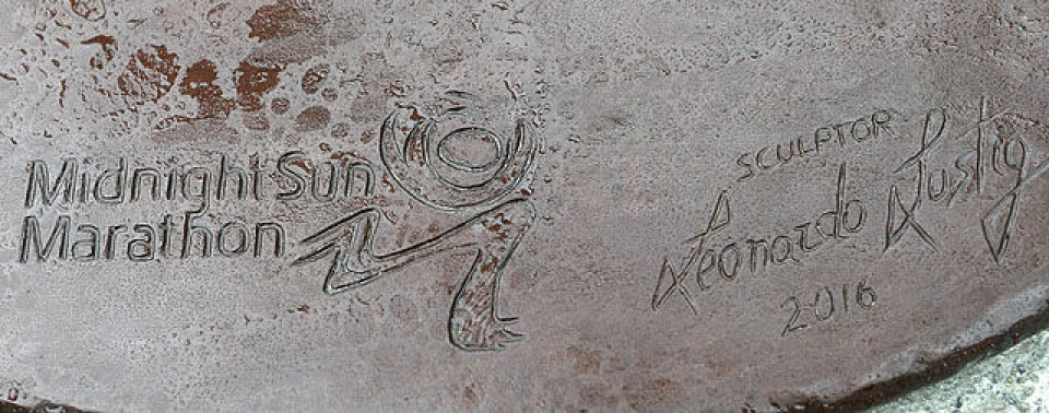 Om kongelige, en kongepingvin og en afrikansk tragedie i Tromsø Skulptur_inskripsjon_AZ3T0276.jpg