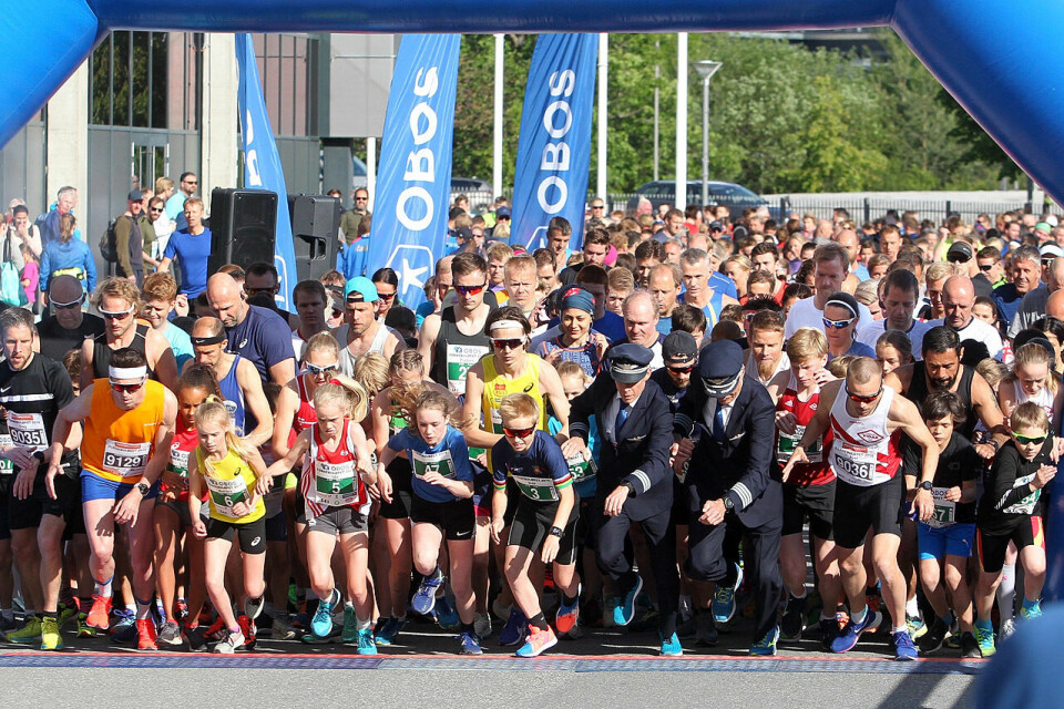 Heidi Weng og Emma Kirkeberg Mørk løp fort i Fornebuløpet Start_3km_1280_A20G8598.jpg