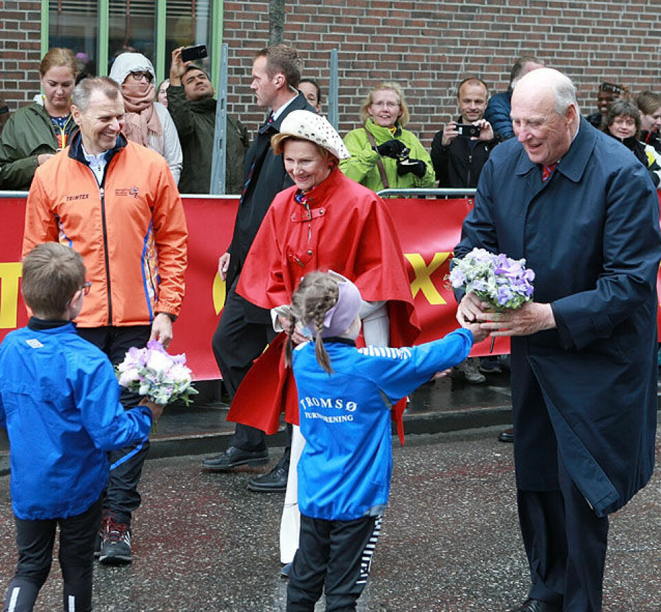 Om kongelige, en kongepingvin og en afrikansk tragedie i Tromsø Kongeparet_faar_blomster_AZ3T0347.jpg